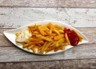 Een bord Belgische frietjes met mayonnaise en ketchup. 