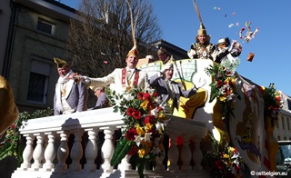 Prins carnaval en zijn gevolg op een praalwagen