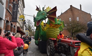 Praalwagen met een draak tijdens het carnaval in Marche-en-Famenne