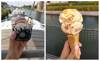 Une boule de glace vanille et framboise dans un pot et une glace en cornet avec des pépites de caramel