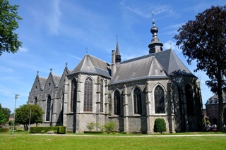 Achterkant van de Sint-Urmaruskerk in Binche.