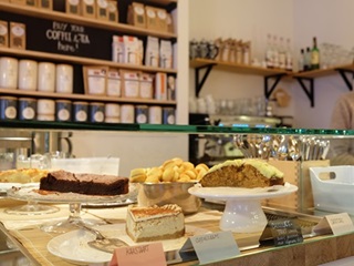 Verschillende lekkere taarten in een tea-room