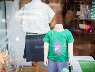 Articles vestimentaires pour enfants en vitrine