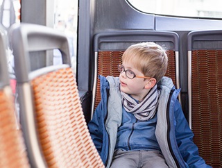 Un petit garçon est assis dans le bus