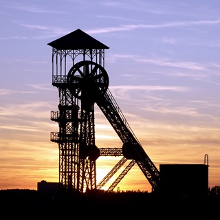 Une tour de minage en contre-jour au crépuscule