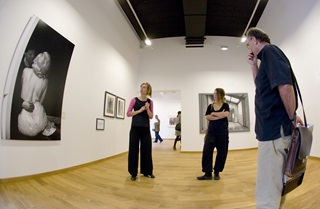 Des personnes admirent une oeuvre d'art au musée