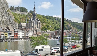 Een restaurant met zicht op de collegiale kerk.