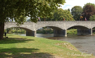 Pont passant au-dessus d'un cours d'eau