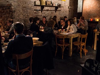 Mensen genieten van hun diner bij kaarslicht in een gezellig restaurant