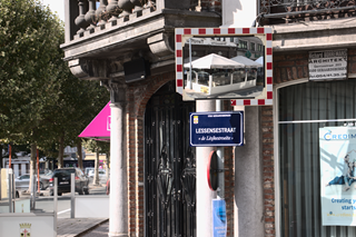 Straatnaambordje in de Lessensestraat in Geraardsbergens