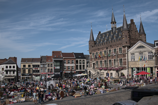 Rommelmarkt op de Grote Markt van Geraardsbergen vlak voor het stadhuis