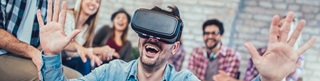 Des jeunes adultes s'amusent avec la VR (réalité virtuelle)