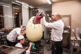 Meester-chocolatiers aan het werk in atelier van Chocoladehuis Boon.