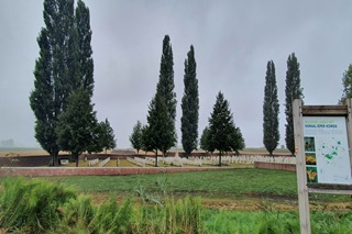 Begraafplaats op de wandelroute langs het Kanaal Ieper-Komen