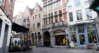 Une rue piétonne du centre de Louvain avec des façades anciennes