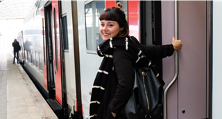 Une femme attend à la porte du train