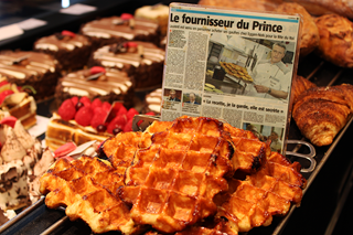 Gekarameliseerde Luikse wafels liggen te pronken in de vitrine van Bakkerij Eggenols