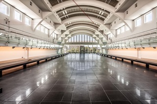 Une salle avec un plafond tubulaire