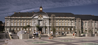 Des jeunes font du skateboard devant un palais ancien