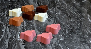 Schapenkoppenpralines in diverse kleuren.