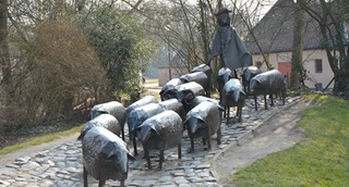 Het Schapenkoppenmonument in Lier (beeldengroep van een herder met zijn schapen).