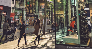 Voorbijgangers in een winkelstraat in Hasselt.