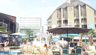 Zomers decor met strandstoelen in het zand op een plein  in Louvain-La-Neuve