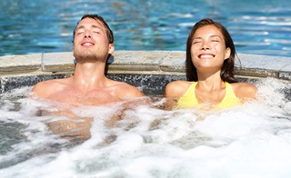 Un homme et une femme profitent du jaccuzzi