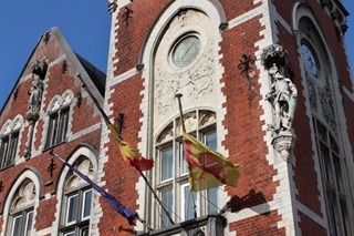 Standbeeld van Djan-Djan op het gerechtsgebouw 