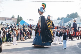 3 reuzen dansen in de straten van Nijvel