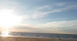 Zonsondergang op het Belgische Noordzeestrand.