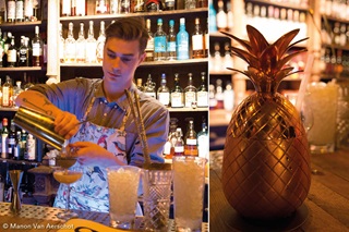 Gauche : un barman concocte un cocktail. Droite : un cocktail servi dans une coupe en forme d'ananas.