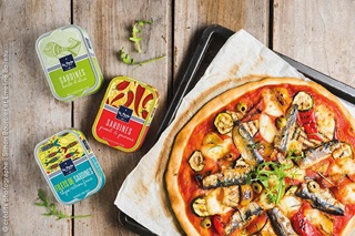 Des conserves de sardines colorées et une savoureuse pizza aux sardines et légumes grillés.