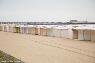 Des cabanons colorés sur la plage.