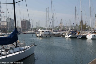   Un port avec des voiliers à la mer.