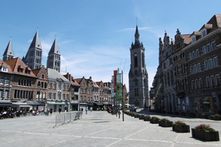 De grote markt in Doornik.