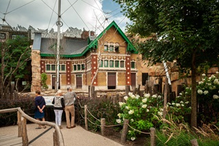 Vernieuwd rundergebouw in de buffelsavanne 